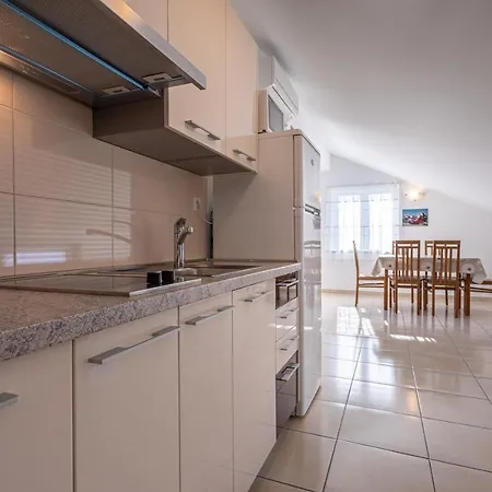 Apartments Crnekovic Jasna * Baska (Krk)